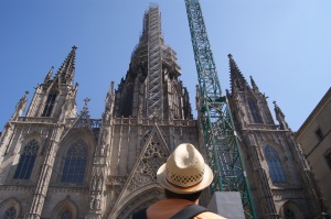 deutscher Pilger vor der Kathedrale von Barcelona